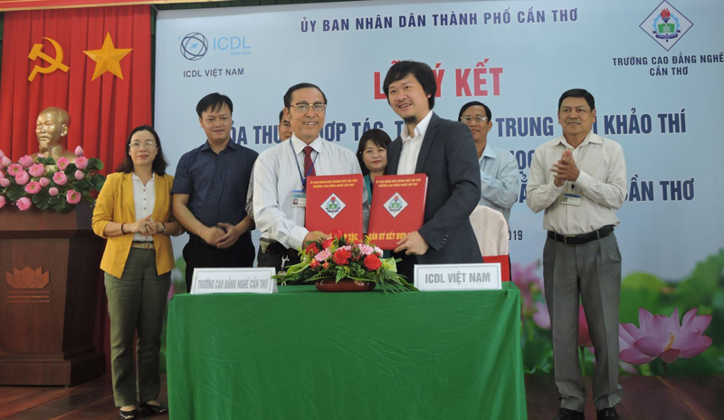 Ông Nguyễn Trọng Sơn, Hiệu trưởng Trường Cao đẳng Nghề Cần Thơ (bên trái) và ông Phạm Hoàng Cường, Giám đốc điều hành ICDL Việt Nam ký kết thỏa thuận hợp tác.
