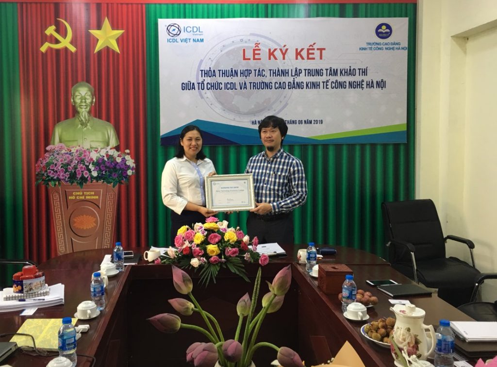 Ths.Trần Thị Tín - Hiệu trưởng trường CĐ Kinh tế Công nghệ Hà Nội và ông Phạm Hoàng Cường - Giám đốc ICDL Việt Nam trao thỏa thuận hợp tác và thành lập trung tâm khảo thí ICDL.